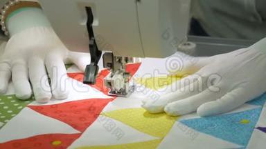 在缝纫机上工作。 一个戴白色手套的女人在织物上涂鸦。